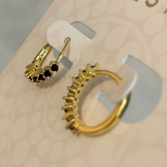 18K Gold Textured Crystal Huggie Hoop Earrings - Picture 5 of 6